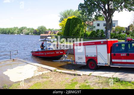 Lancio di una barca per il salvataggio dell'acqua Foto Stock