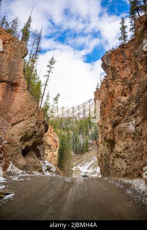 Strada attraverso stretto passaggio nelle rocce porta Rossa sul fiume Chibit in primavera, Altai, Russia Foto Stock