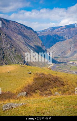 Passo di montagna Katu-Yaryk con vista sulla valle del fiume di montagna Chulyshman, Altai, Russia Foto Stock