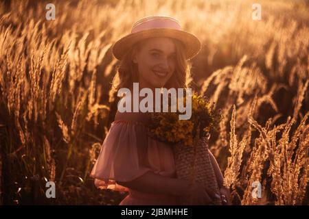 Bella ragazza nel campo in shunshine Foto Stock