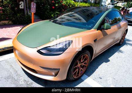 Miami Beach, Florida USA - 14 aprile 2021: modello tesla y, vista laterale. Crossover elettrico. Foto Stock