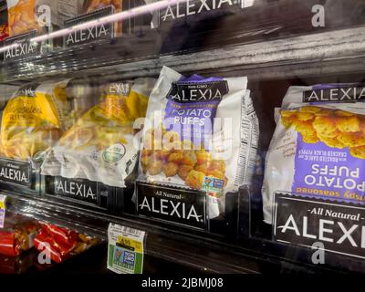 Woodinville, WA USA - circa Maggio 2022: Vista ad angolo delle patate di marca Alexia in vendita all'interno della sezione freezer di un negozio di alimentari Haggen. Foto Stock