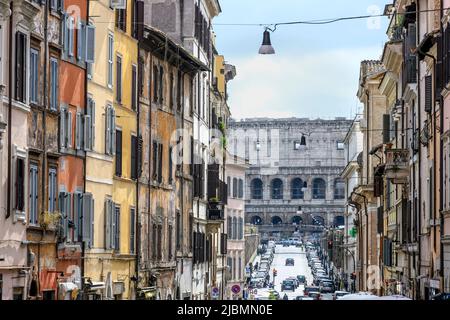 Guardando lungo la Via dei Serpenti in Monti verso Via degli Annibaldi e il Colosseo. Centro di Roma, Italia Foto Stock