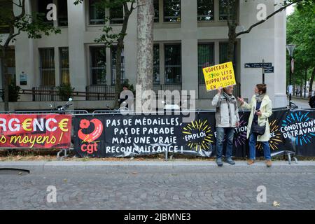 Parigi, Parigi, FRANCIA. 5th giugno 2022. Personale ospedaliero, infermieri e medici si riuniscono al di fuori del Ministero della Salute e della solidarietà nel centro di Parigi per denunciare la carenza cronica di personale e 30 anni di tagli finanziari nel sistema sanitario francese. Molti ospedali in Francia lottano per far fronte alla mancanza di personale e almeno 120 di loro stanno già riducendo e limitando l'ammissione dei pazienti o si stanno preparando a farlo. (Credit Image: © Remon Haazen/ZUMA Press Wire) Foto Stock