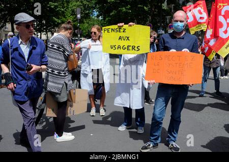 Parigi, Parigi, FRANCIA. 5th giugno 2022. Personale ospedaliero, infermieri e medici si riuniscono al di fuori del Ministero della Salute e della solidarietà nel centro di Parigi per denunciare la carenza cronica di personale e 30 anni di tagli finanziari nel sistema sanitario francese. Molti ospedali in Francia lottano per far fronte alla mancanza di personale e almeno 120 di loro stanno già riducendo e limitando l'ammissione dei pazienti o si stanno preparando a farlo. (Credit Image: © Remon Haazen/ZUMA Press Wire) Foto Stock