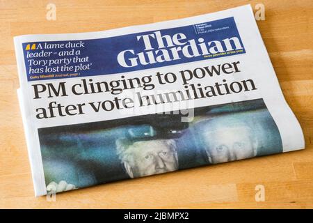7 giugno 2022. Il titolo del giornale Guardian legge PM aggrappato al potere dopo l'umiliazione di voto, dopo che Boris Johnson sopravvive ad un voto di nessuna fiducia. Foto Stock