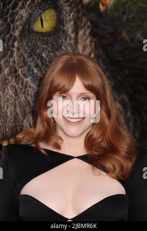 Los Angeles, Stati Uniti. 06th giugno 2022. Bryce Dallas Howard 06/06/2022 la prima mondiale del “Jurassic World Dominion” al TCL Chinese Theatre di Hollywood, CA. Foto di I. Hasegawa/HNW/ PictureLux Credit: PictureLux/The Hollywood Archive/Alamy Live News Foto Stock