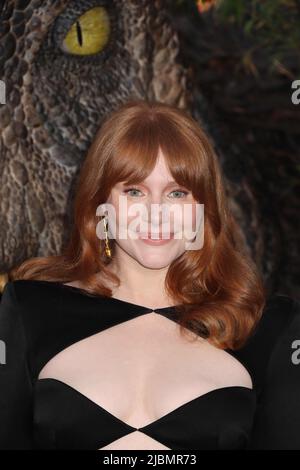 Los Angeles, Stati Uniti. 06th giugno 2022. Bryce Dallas Howard 06/06/2022 la prima mondiale del “Jurassic World Dominion” al TCL Chinese Theatre di Hollywood, CA. Foto di I. Hasegawa/HNW/ PictureLux Credit: PictureLux/The Hollywood Archive/Alamy Live News Foto Stock