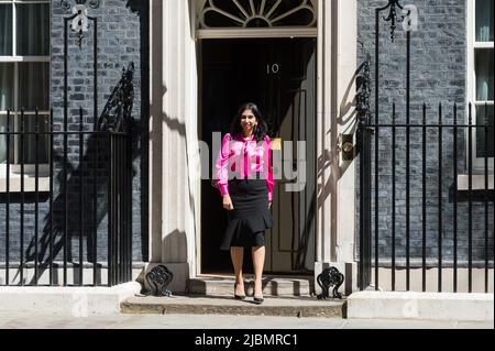 Londra, Regno Unito. 07th giugno 2022. Il procuratore generale Suella Braverman lascia Downing Street dopo aver partecipato alla riunione settimanale del Gabinetto. Ieri, il primo ministro britannico Boris Johnson ha ottenuto il sostegno di 211 deputati del partito conservatore durante un voto di fiducia con 148 deputati che votano contro la sua leadership dopo che il voto è stato attivato a seguito della pubblicazione della relazione di sue Gray nei partiti di rottura delle regole di Covid a Downing Street. Credit: Wiktor Szymanowicz/Alamy Live News Foto Stock