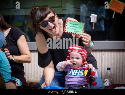 Londra, Regno Unito. 7th giugno 2022. Un gruppo di madri, ostetriche e attivisti ospita una protesta per l'allattamento al seno al di fuori del ministero della giustizia per chiedere la fine della prigione per le donne incinte e le nuove madri nel Regno Unito negli ultimi tre anni due bambini sono morti nelle carceri di womenÃs; Quando le loro madri hanno partorito all'interno della prigione senza assistenza medica alla sua prigione di MajestyÃa (HMP) Bronzefield nell'ottobre 2019, e all'HMP Styal nel giugno 2020. (Credit Image: © Elizabeth Dalziel/ZUMA Press Wire) Foto Stock