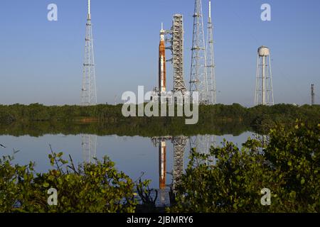 Il razzo SLS della NASA si trova sul complesso 39B presso il Kennedy Space Center, Florida, martedì 7 giugno 2022. La NASA continuerà con vari test sul razzo in preparazione al suo lancio inaugurale questa estate. Foto di Joe Marino/UPI Credit: UPI/Alamy Live News Foto Stock