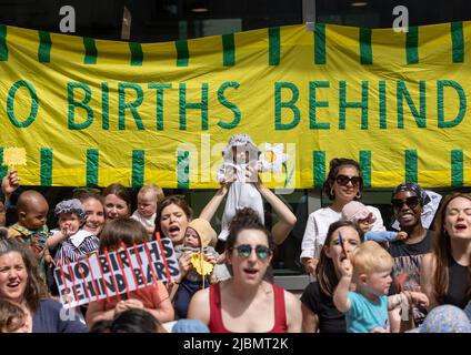 Londra, Regno Unito. 7th giugno 2022. Un gruppo di madri, ostetriche e attivisti ospita una protesta per l'allattamento al seno al di fuori del ministero della giustizia per chiedere la fine del carcere per le donne incinte e le nuove madri nel Regno Unito è noto che due bambini sono morti nelle carceri delle donne negli ultimi tre anni; Quando le loro madri hanno partorito all'interno della prigione senza assistenza medica alla prigione di sua Maestà'a (HMP) Bronzefield nell'ottobre 2019 e all'HMP Styal nel giugno 2020. (Credit Image: © Elizabeth Dalziel/ZUMA Press Wire) Foto Stock