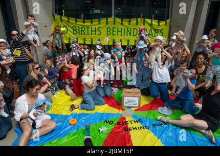 Londra, Regno Unito. 7th giugno 2022. Un gruppo di madri, ostetriche e attivisti ospita una protesta per l'allattamento al seno al di fuori del ministero della giustizia per chiedere la fine della prigione per le donne incinte e le nuove madri nel Regno Unito negli ultimi tre anni due bambini sono morti nelle carceri di womenÃs; Quando le loro madri hanno partorito all'interno della prigione senza assistenza medica alla sua prigione di MajestyÃa (HMP) Bronzefield nell'ottobre 2019, e all'HMP Styal nel giugno 2020. (Credit Image: © Elizabeth Dalziel/ZUMA Press Wire) Foto Stock