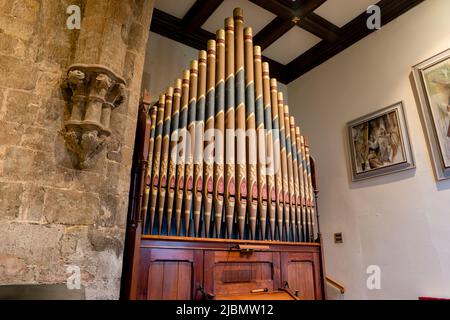 Le tubazioni di un piccolo organo a 5 stop a cremagliera nella chiesa della cappella di Launde Abbey Foto Stock