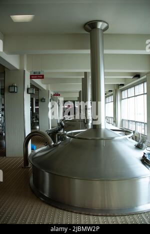 Grandi vasche di fermentazione presso la birreria Kirin a Okayama, Honshu, Giappone Foto Stock