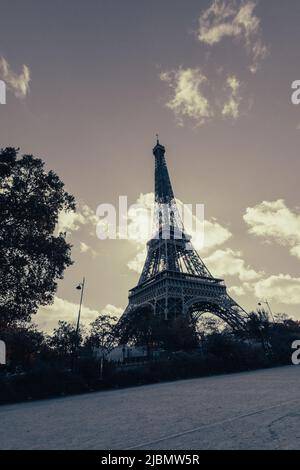 Parigi, Francia - 26 ottobre 2020 : Vista sulla Torre Eiffel, Parigi, Francia Foto Stock