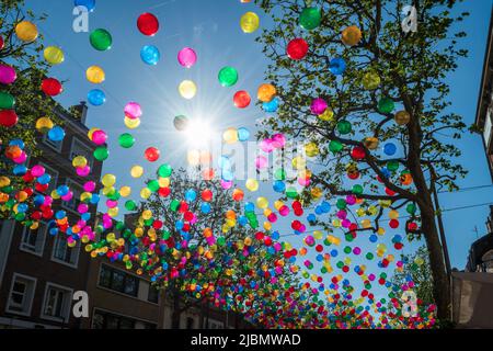 Bubblesky : le bulles flottantes de Patricia Cunha à Calais. L'artiste portugaise se propose de colorer les rues des villes. Foto Stock