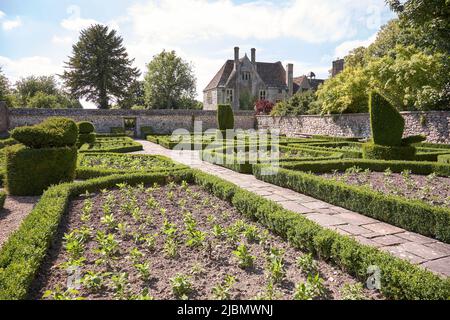 Vista su Avebury Manor dall'altra parte dei giardini Foto Stock