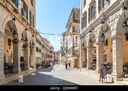 Nikiforou Theotoki St, una famosa strada pedonale al dettaglio nel centro storico che corre per Liston e Spiniada Square. Corfù, Grecia. Foto Stock