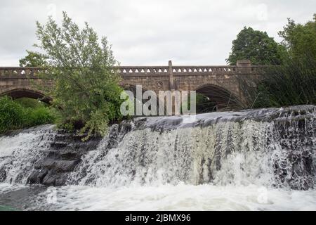 Ponte a pedaggio di Batheaston che attraversa il fiume Avon a Bathampton, Bath, Inghilterra, maggio 26th 2022. Foto Stock