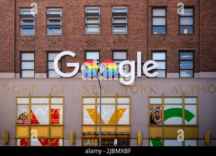 I 'doppi o' del logo Google sul loro edificio al 111 Eighth Avenue a New York sono decorati nei colori arcobaleno della bandiera Progress Pride in previsione di giugno, Gay Pride mese, visto il Mercoledì 25 maggio 2021. (© Richard B. Levine) Foto Stock