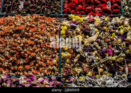 Vari tè sul mercato a Istanbul, Turchia Foto Stock