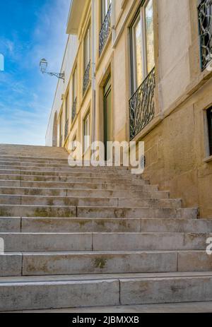 Una scalinata di pietra che conduce verso le case nel centro di Lisbona, capitale del Portogallo Foto Stock