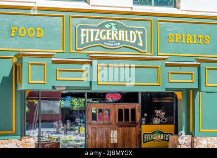 Charlotte, NC/USA - 26 Aprile 2019: Immagine orizzontale media del bar & grill 'Fitzgerald's' mostra facciata verde con marchio/logo in bianco sopra l'entrata. Foto Stock