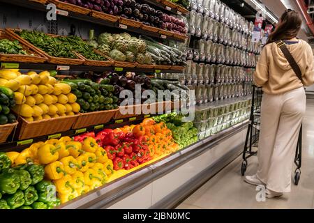 Shopping alla grande apertura di Whole Foods Market Nomad supermercato a New York il mercoledì 1 giugno 2022. Il segretario del Tesoro AMERICANO Janet Yellen ha annunciato che era in errore nell'anticipare quanto l'inflazione sarebbe stata un flagello per i consumatori. (© Richard B. Levine) Foto Stock