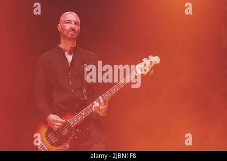 Roma, Italia. 21st Feb 2019. Luca Vicini della Sucosonica Rock band suona dal vivo sul palco al Palazzo dello Sport di Roma. (Foto di Valeria Magri/SOPA Images/Sipa USA) Credit: Sipa USA/Alamy Live News Foto Stock