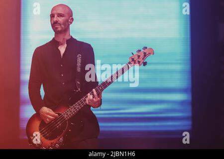 Roma, Italia. 21st Feb 2019. Luca Vicini della Sucosonica Rock band suona dal vivo sul palco al Palazzo dello Sport di Roma. (Foto di Valeria Magri/SOPA Images/Sipa USA) Credit: Sipa USA/Alamy Live News Foto Stock