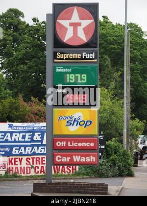 Sittingbourne, Kent, Regno Unito. 7th giugno 2022. La benzina senza piombo ha un prezzo più alto del diesel in un piazzale a Sittingbourne, Kent questo pomeriggio - e quasi £2 per litro - come i prezzi del carburante raggiungono nuovi massimi. Credit: James Bell/Alamy Live News Foto Stock