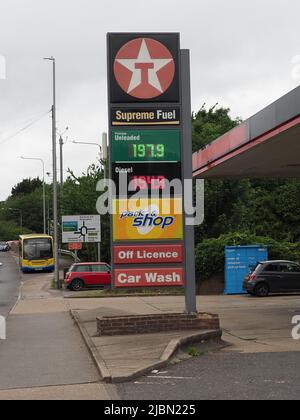 Sittingbourne, Kent, Regno Unito. 7th giugno 2022. La benzina senza piombo ha un prezzo più alto del diesel in un piazzale a Sittingbourne, Kent questo pomeriggio - e quasi £2 per litro - come i prezzi del carburante raggiungono nuovi massimi. Credit: James Bell/Alamy Live News Foto Stock