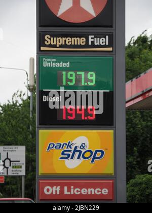 Sittingbourne, Kent, Regno Unito. 7th giugno 2022. La benzina senza piombo ha un prezzo più alto del diesel in un piazzale a Sittingbourne, Kent questo pomeriggio - e quasi £2 per litro - come i prezzi del carburante raggiungono nuovi massimi. Credit: James Bell/Alamy Live News Foto Stock