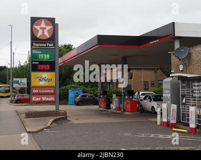 Sittingbourne, Kent, Regno Unito. 7th giugno 2022. La benzina senza piombo ha un prezzo più alto del diesel in un piazzale a Sittingbourne, Kent questo pomeriggio - e quasi £2 per litro - come i prezzi del carburante raggiungono nuovi massimi. Credit: James Bell/Alamy Live News Foto Stock