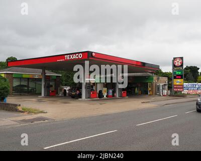 Sittingbourne, Kent, Regno Unito. 7th giugno 2022. La benzina senza piombo ha un prezzo più alto del diesel in un piazzale a Sittingbourne, Kent questo pomeriggio - e quasi £2 per litro - come i prezzi del carburante raggiungono nuovi massimi. Credit: James Bell/Alamy Live News Foto Stock