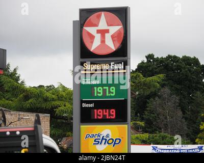 Sittingbourne, Kent, Regno Unito. 7th giugno 2022. La benzina senza piombo ha un prezzo più alto del diesel in un piazzale a Sittingbourne, Kent questo pomeriggio - e quasi £2 per litro - come i prezzi del carburante raggiungono nuovi massimi. Credit: James Bell/Alamy Live News Foto Stock