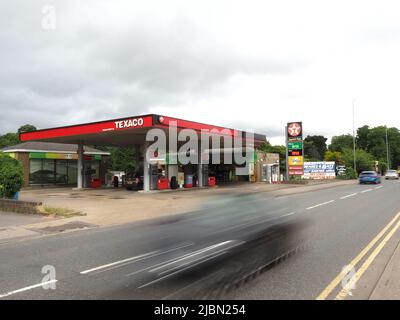 Sittingbourne, Kent, Regno Unito. 7th giugno 2022. La benzina senza piombo ha un prezzo più alto del diesel in un piazzale a Sittingbourne, Kent questo pomeriggio - e quasi £2 per litro - come i prezzi del carburante raggiungono nuovi massimi. Credit: James Bell/Alamy Live News Foto Stock