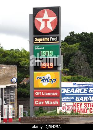 Sittingbourne, Kent, Regno Unito. 7th giugno 2022. La benzina senza piombo ha un prezzo più alto del diesel in un piazzale a Sittingbourne, Kent questo pomeriggio - e quasi £2 per litro - come i prezzi del carburante raggiungono nuovi massimi. Credit: James Bell/Alamy Live News Foto Stock