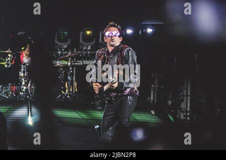 La band Matt Bellamy of Muse si esibisce dal vivo sul palco durante il tour della teoria della simulazione allo stadio Olimpico di Roma. (Foto di Valeria Magri/SOPA Images/Sipa USA) Credit: Sipa USA/Alamy Live News Foto Stock