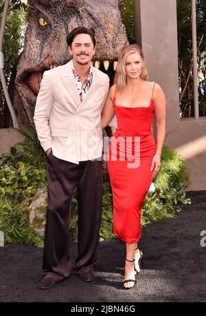 HOLLYWOOD, CA - GIUGNO 06: (L-R) Tom Sandoval e Ariana Madix partecipano alla prima di Los Angeles di Universal Pictures 'Jurassic World Dominion' al T Foto Stock