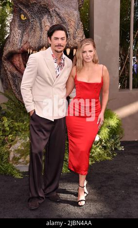 HOLLYWOOD, CA - GIUGNO 06: (L-R) Tom Sandoval e Ariana Madix partecipano alla prima di Los Angeles di Universal Pictures 'Jurassic World Dominion' al T Foto Stock