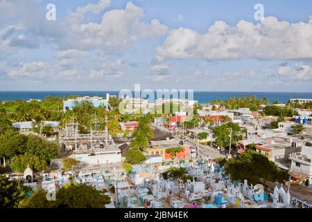 Una vista colorata del cimitero locale dalla stanza #253, una Platinum Suite a Privelege Aluxes, Isla Mujeres, Quintana Roo, Messico. Foto Stock