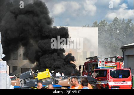 07 giugno 2022, Sassonia-Anhalt, Halle (Saale): Nuvole di fumo nero salgono nel cielo sulla scena del fuoco. Un cuscinetto della ruota ha preso fuoco presso il centro di riciclaggio di Hallesche Stadtwirtschaft. Diversi vigili del fuoco erano sulla scena. Foto: Heiko Rebsch/dpa Foto Stock