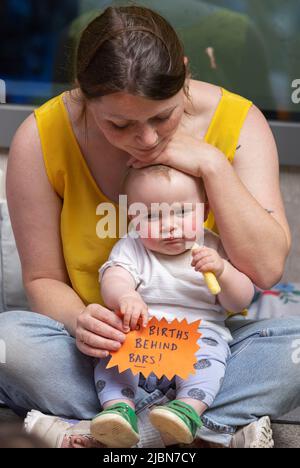 Londra, Inghilterra, Regno Unito. 7th giugno 2022. Un gruppo di madri, ostetriche e attivisti ospita una protesta di allattamento al seno al di fuori del Ministero della Giustizia per chiedere la fine della prigione per le donne incinte e le nuove madri nel Regno Unito. Due bambini sono morti nelle carceri delle donne negli ultimi tre anni, quando le loro madri hanno partorito all'interno della prigione senza assistenza medica alla prigione di sua Maestà'a (HMP) Bronzefield nell'ottobre 2019 e all'HMP Styal nel giugno 2020. (Credit Image: © Elizabeth Dalziel/ZUMA Press Wire) Foto Stock