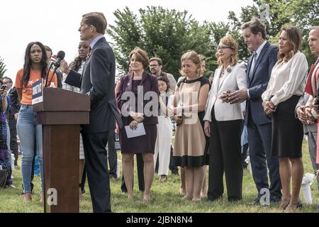 Washington, Stati Uniti. 07th giugno 2022. Il senatore degli Stati Uniti Richard Blumenthal, D-CT, parla al Gun violence Memorial onorando le 45.000 vite perse a causa della violenza delle armi nel 2020 e per chiedere l'azione di fronte a questa crisi di salute pubblica in peggioramento sul National Mall di Washington, DC martedì 7 giugno 2022. Dall'ultimo memoriale, questa epidemia è peggiorata, con altre 5.000 persone che muoiono ogni anno a causa della violenza delle armi nel nostro paese. Foto di Ken Cedeno/UPI Credit: UPI/Alamy Live News Foto Stock