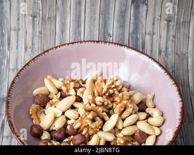 Mescolare i dadi su uno sfondo di legno. Foto di alta qualità Foto Stock