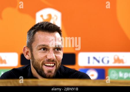 Almere, Paesi Bassi, 7 giugno 2022, CARDIFF - Stefan de Vrij durante la conferenza stampa in vista della partita della Nations League contro il Galles al Cardiff City Stadium il 7 giugno 2022 a Cardiff, Galles. ANP MAURICE VAN STEEN Foto Stock