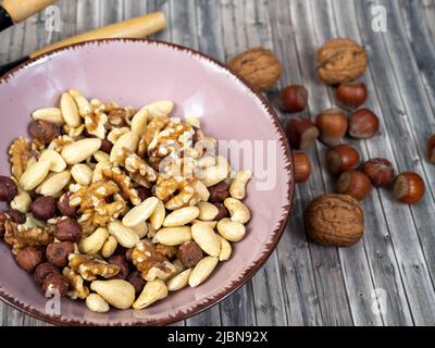 Mescolare i dadi su uno sfondo di legno. Foto di alta qualità Foto Stock