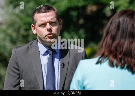 Westminster, Londra, Regno Unito. 07th giugno 2022. Douglas Ross, partito conservatore, capo del partito conservatore di Scozia che ha precedentemente invitato Boris Johnson a dimettersi. Membro del Parlamento per Moray. Politici e commentatori sono intervistati sul College Green di Westminster per dare le loro reazioni al voto di ieri di fiducia nel PM e alla situazione politica generale. Credit: Imagplotter/Alamy Live News Foto Stock